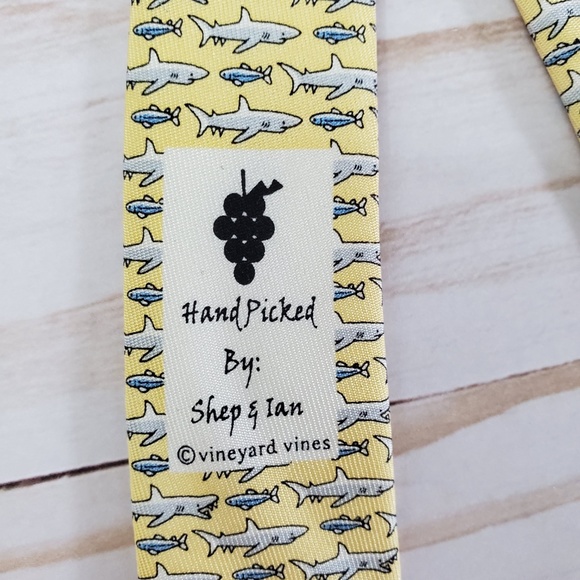 Vineyard Vines Shark Hand Picked Tie 100% silk - Picture 2 of 5